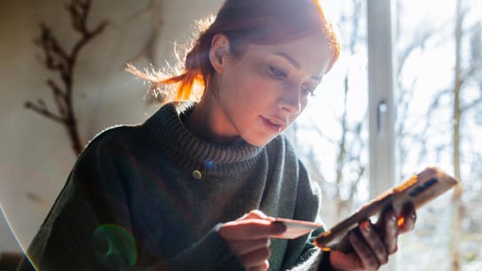الثقة الرقمية - سيدة تستخدم الهاتف
