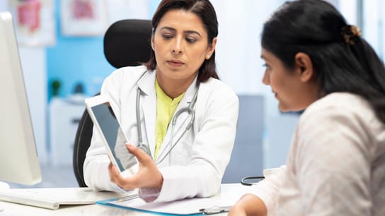 Des femmes examinent un magazine d’IA