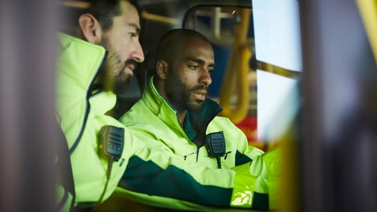 Travailleur paramédical dans un bureau regardant son écran