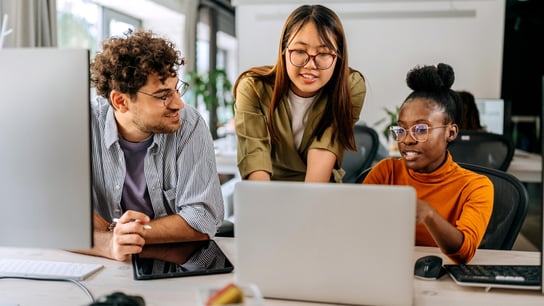 Kollegen besprechen die Arbeit in einem modernen Büro