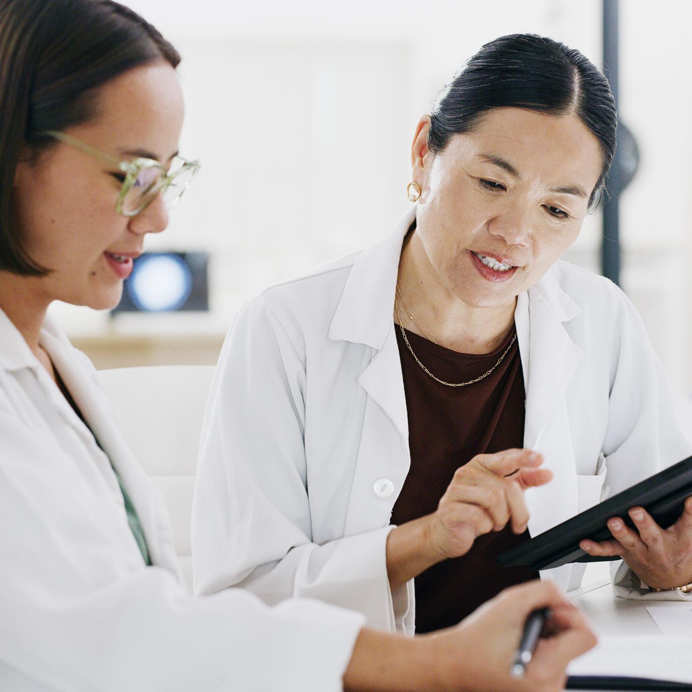 Comprendre le logiciel RDIV et la cybersécurité - Des scientifiques d’origine asiatique en laboratoire