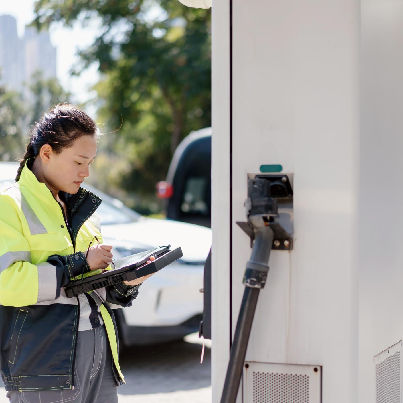 Un ingénieur répare la station de recharge