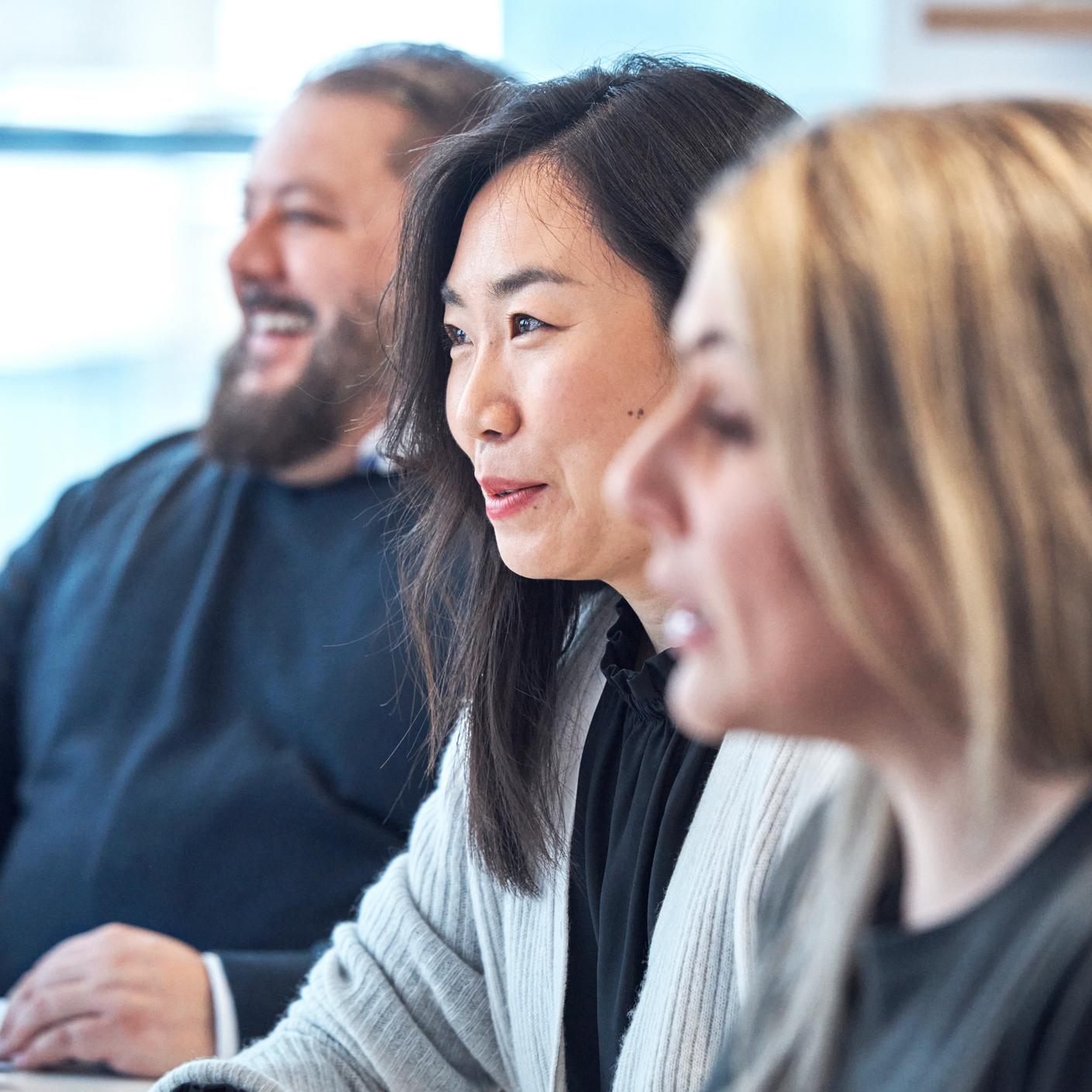 Salud, seguridad y bienestar, mujeres y hombres discutiendo en una reunión