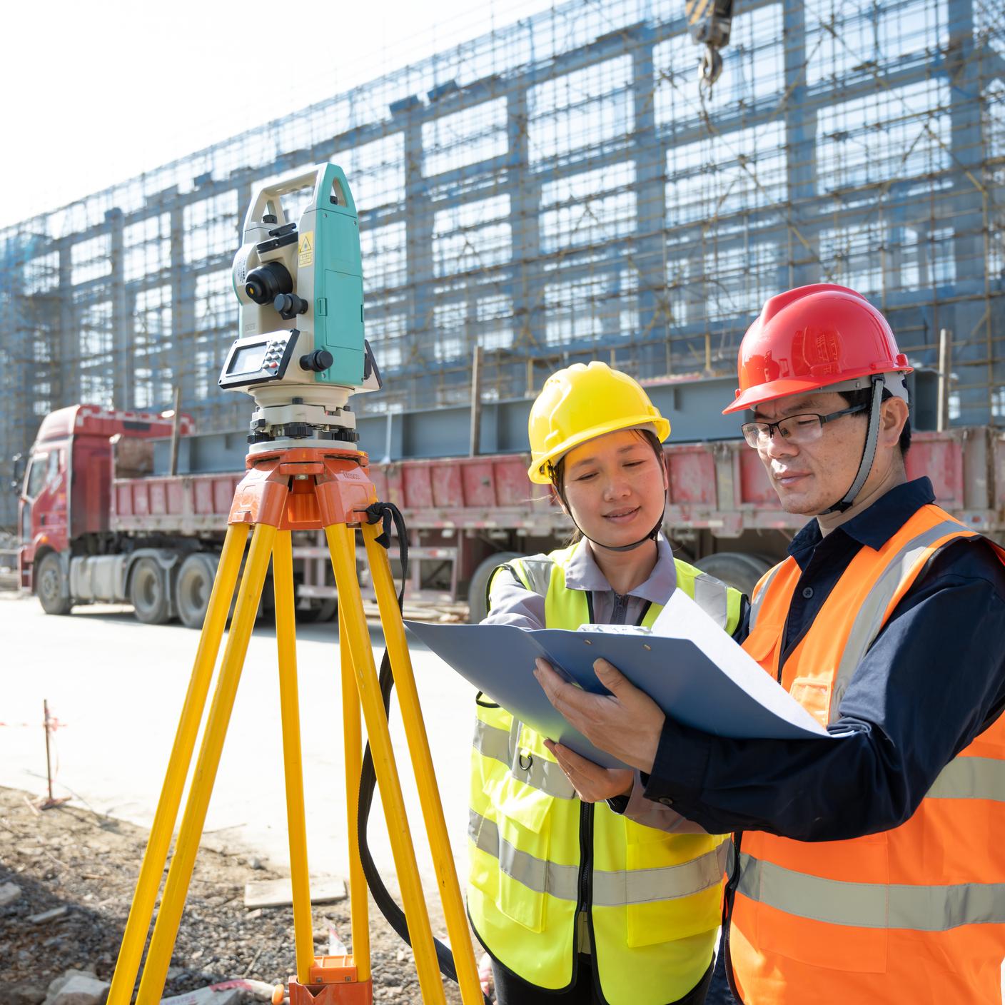 Ingenieurs meten op een bouwplaats in de provincie Fujian, China