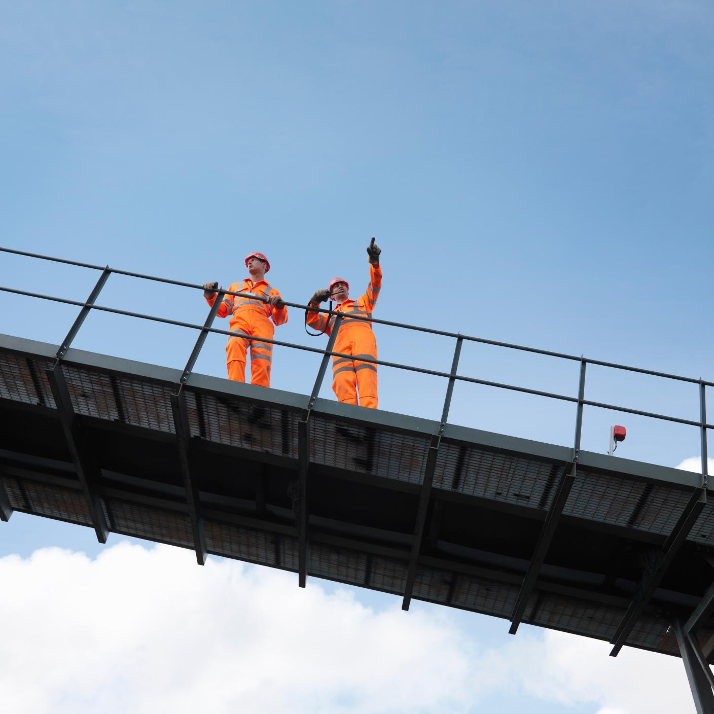 Trabajadores en una plataforma de observación.