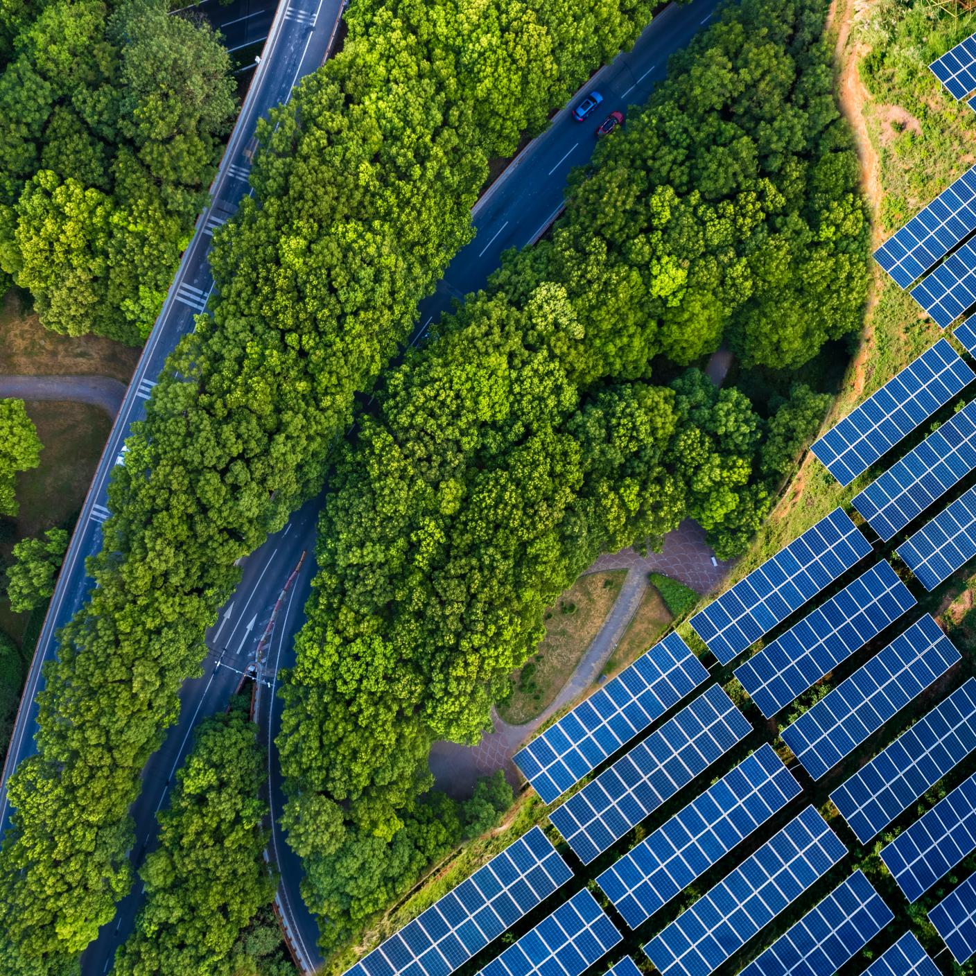 Blick von oben auf Solarmodule und Agrarlandschaft