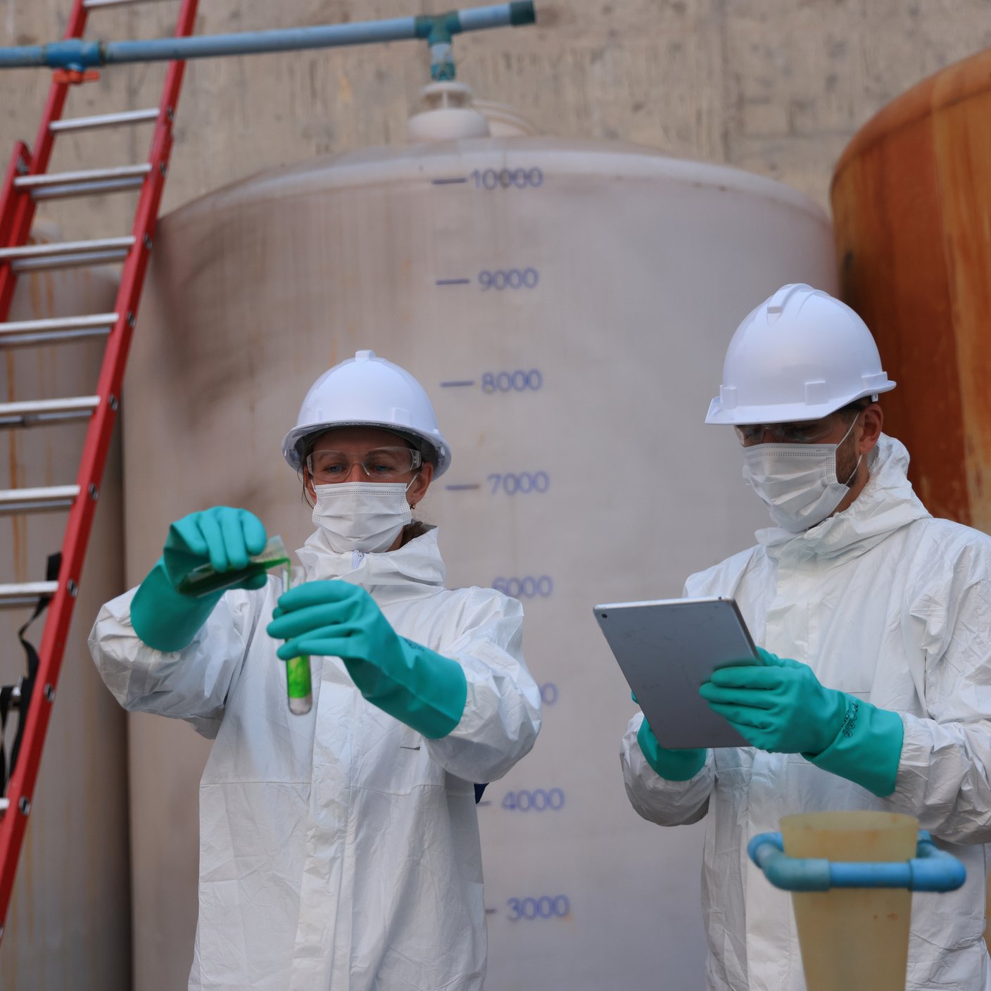 Biologists and wastewater treatment experts Conduct water quality simulation experiments. at the wastewater treatment plant