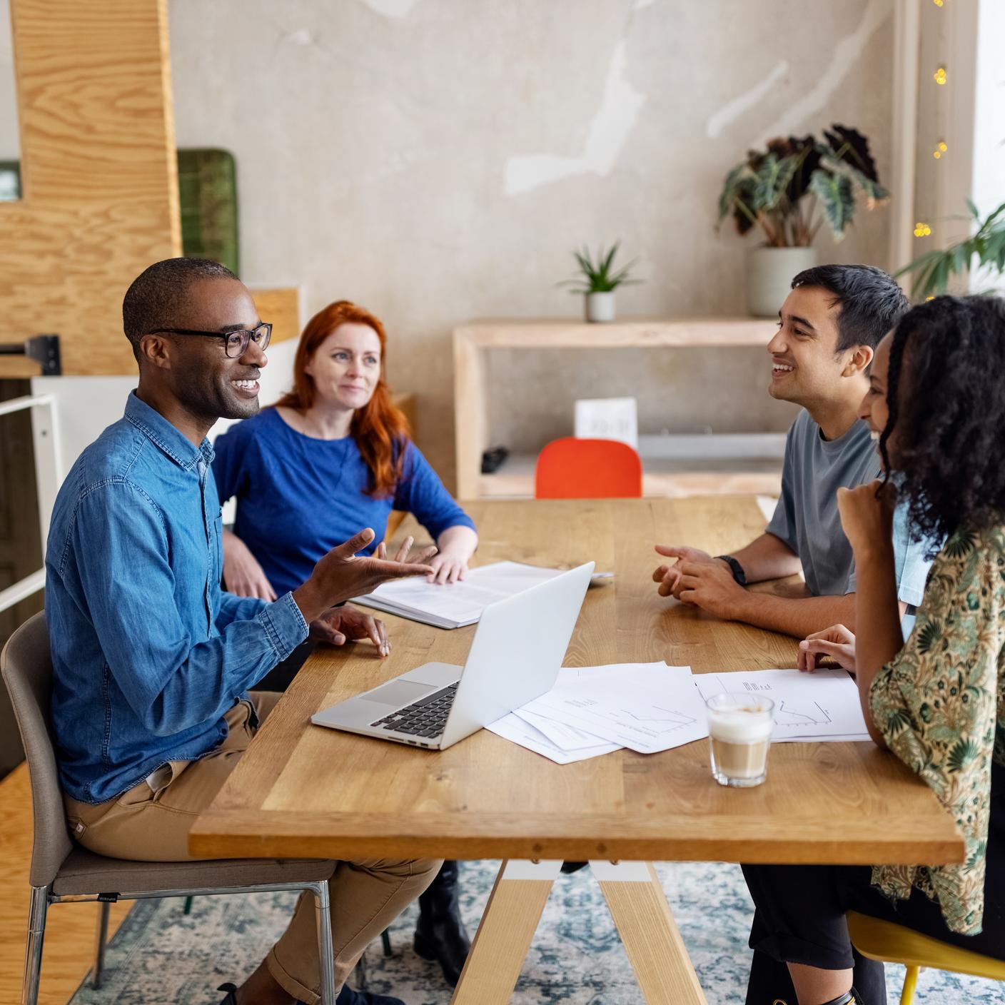 Các đội nhóm đang họp bàn công việc