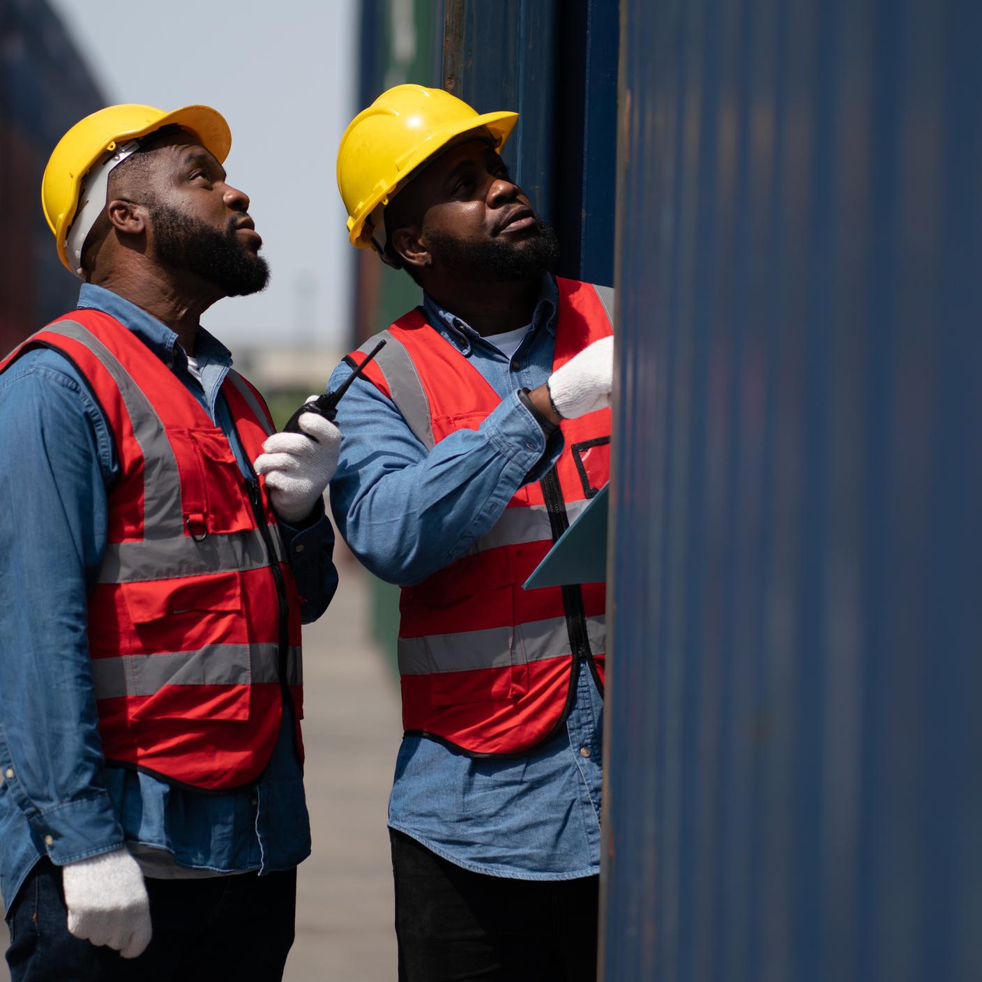 Engenheiro de negócios do sexo masculino no setor de transporte de contêineres
