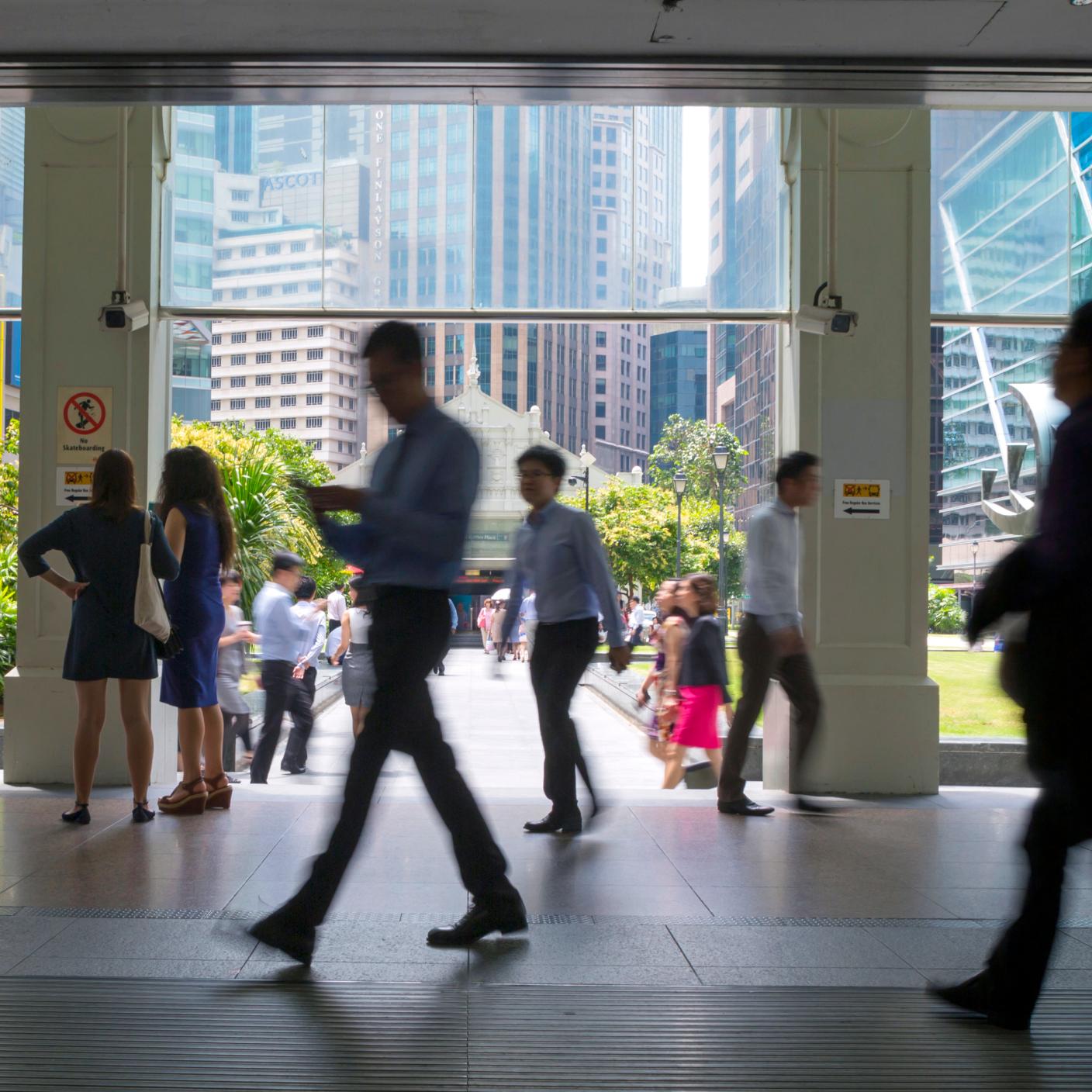 Singapur’un finans merkezinde yer alan Raffles Place MRT istasyonunun girişi.