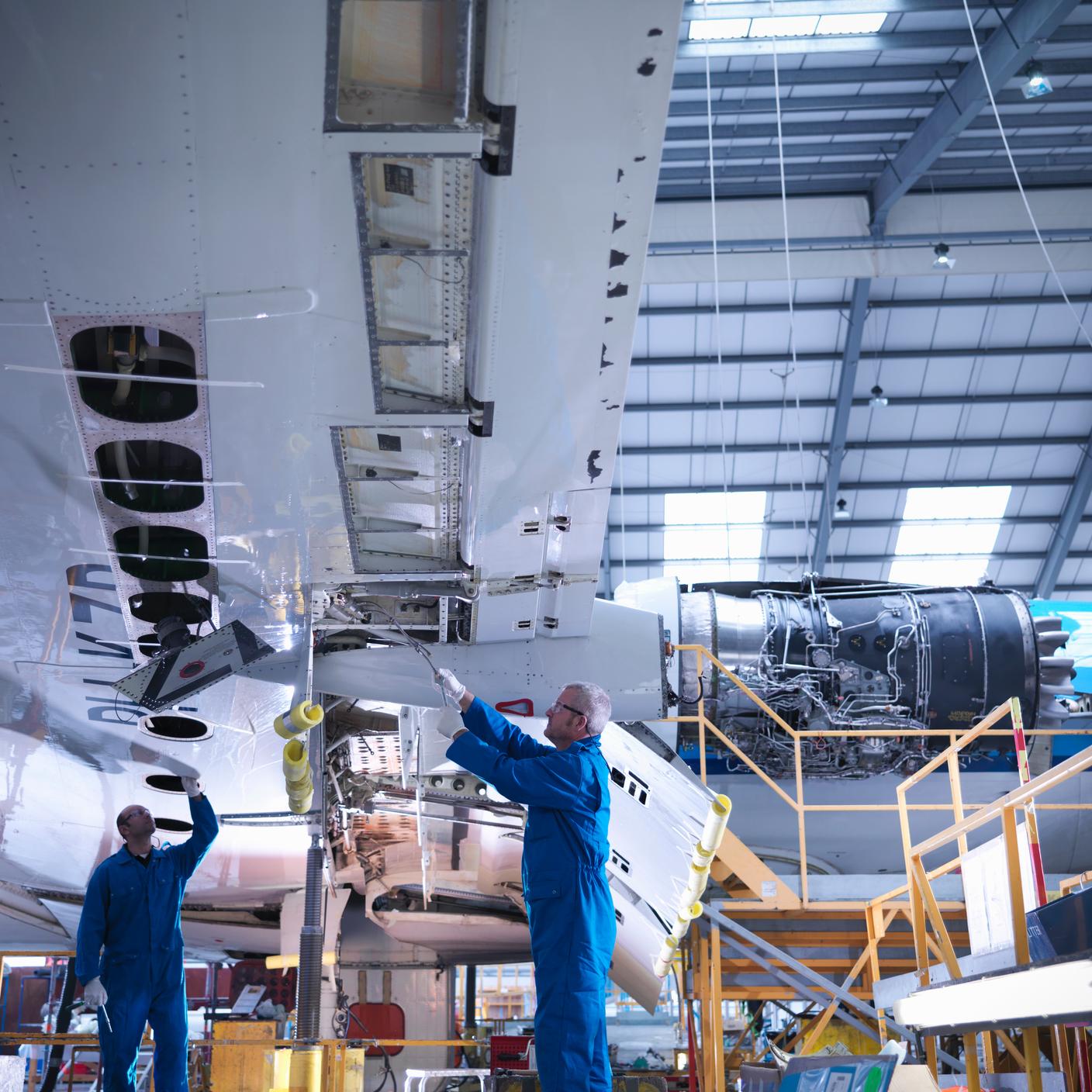 Flugzeugingenieure arbeiten an der Innenausstattung einer Boeing 737