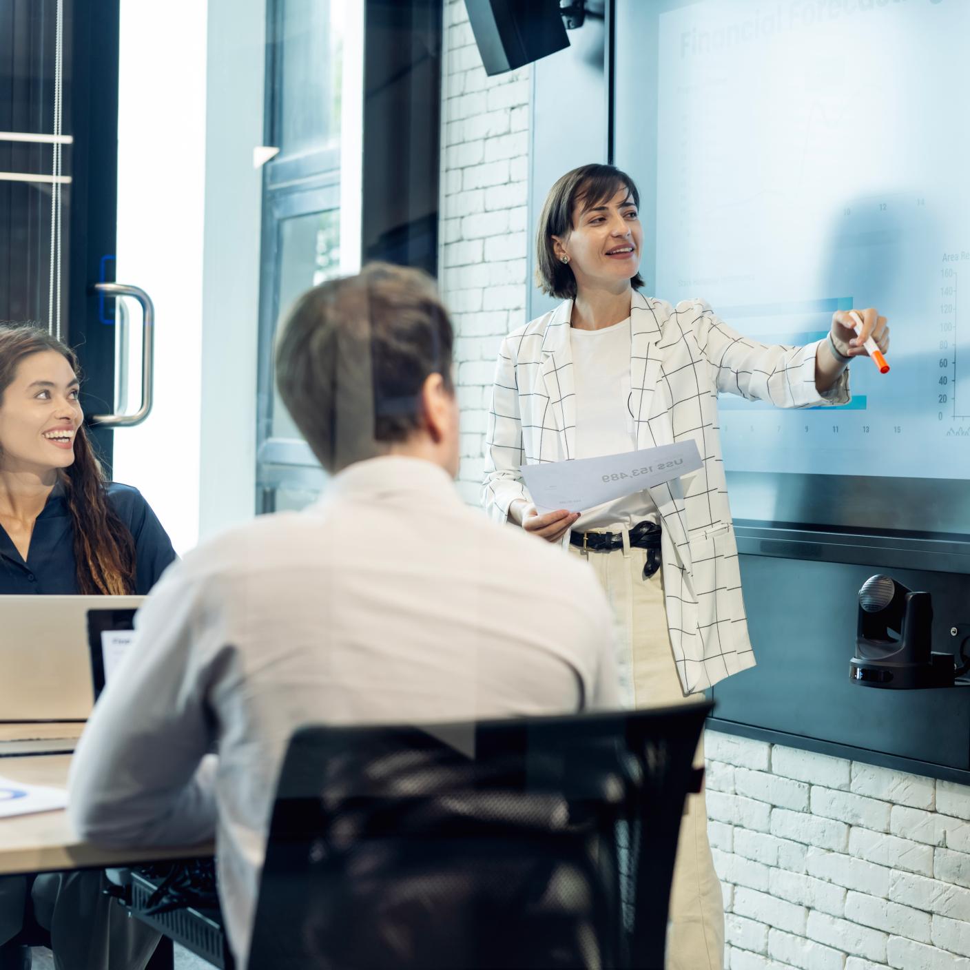 Un team eterogeneo di sviluppo commerciale pianifica una strategia di marketing utilizzando le informazioni sui clienti ricavate dai display digitali per lanciare una campagna.