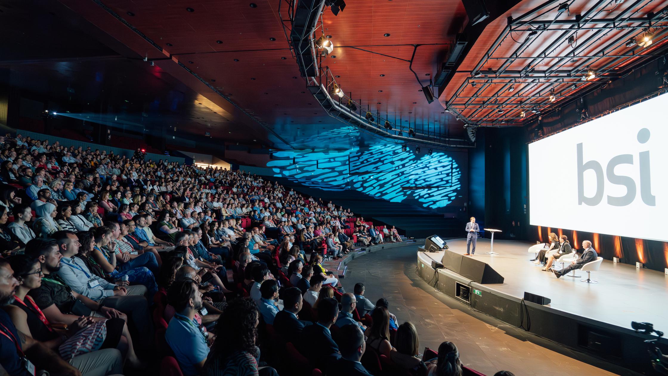 Bir eğitim etkinliğinde bir grup insan